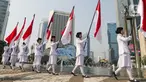 Sejumlah pasukan pengibar bendera (Paskibra) berbaris membawa bendera Merah Putih di Bundaran Hotel Indonesia (HI), Jakarta, Kamis (15/8/2024). (Liputan6.com/Herman Zakharia)