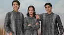 <p>El Rumi membagikan beberapa foto momen Lebarannya bersama dua saudaranya. Ketiganya kompak mengenakan baju Lebaran kembar. Momen pertama adalah ketiganya mengenakan kemeja lengan panjang bernuansa abu-abu dengan motif abstrak. Foto: Instagram.</p>