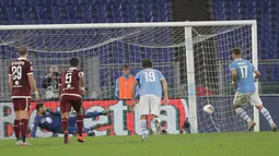 Pemain Lazio Ciro Immobile (kanan) mencetak gol ke gawang Torino lewat tendangan penalti pada laga Serie A Italia di Stadion Olimpiade Roma, Italia, Rabu (30/10/2019). Lazio membantai Torino 4-0. (AP Photo/Gregorio Borgia)