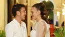 Beberapa bulan setelah pernikahan itu, tepatnya tanggal 7 Juli 2018, mereka pun menggelar resepsi berkonsep intimate di sebuah lokasi di Lombok. (Adrian Putra/Bintang.com)