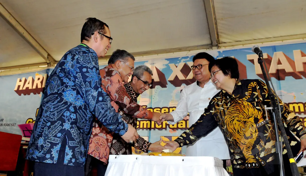 Menteri Lingkungan Hidup dan Kehutanan, Siti Nurbaya bersama Mendagri, Tjahjo Kumolo bersalaman saat peringatan Hari Air Dunia ke XXIII tahun 2015 di Taman Kota Waduk Pluit, Jakarta, Sabtu (9/5/2015). (Liputan6.com/Andrian M Tunay)