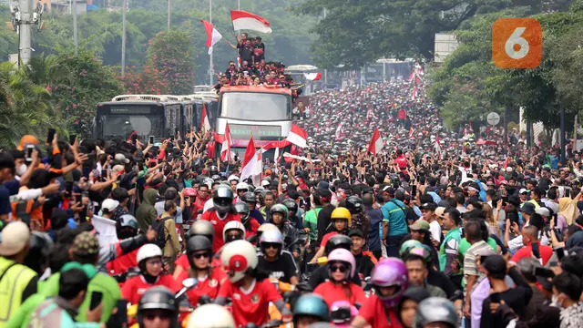 Foto: Pemandangan Menakjubkan! Begini Jadinya Ketika Bus Timnas Indonesia U-22 saat Melewati Ikon Kota Jakarta saat Kira87uara