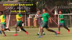 Berita video aksi gesit asisten Luis Milla, Miguel Gandia, saat latihan Timnas U-22 di Karawaci. Miguel Sandia juga tampak sangat semangat.