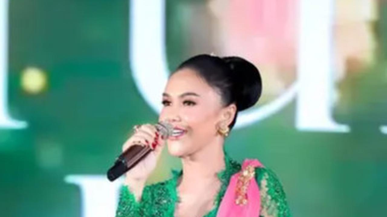 Model Batik dan Kebaya ala Yuni Shara