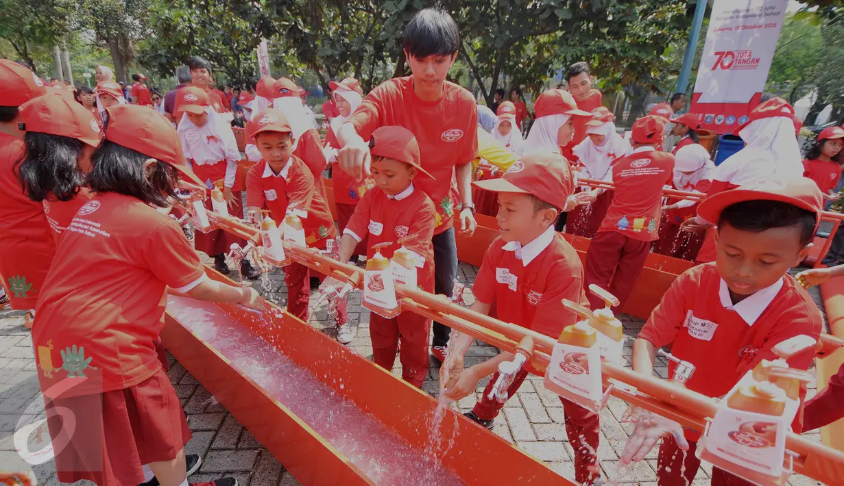 Ratusan anak mencuci tangannya di pelataran Kantor Walikota Jakarta Barat, Jakarta (15/10/2015). Aksi ini untuk memperingati Hari Cuci Tangan se-Dunia (Liputan6.com/Gempur M Surya)