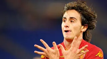 AS Roma&#039;s midfielder Alberto Aquilani celebrates after scoring against Reggina during their Serie A football match at Olympic stadium in Rome on September 20, 2008. AFP PHOTO / VINCENZO PINTO