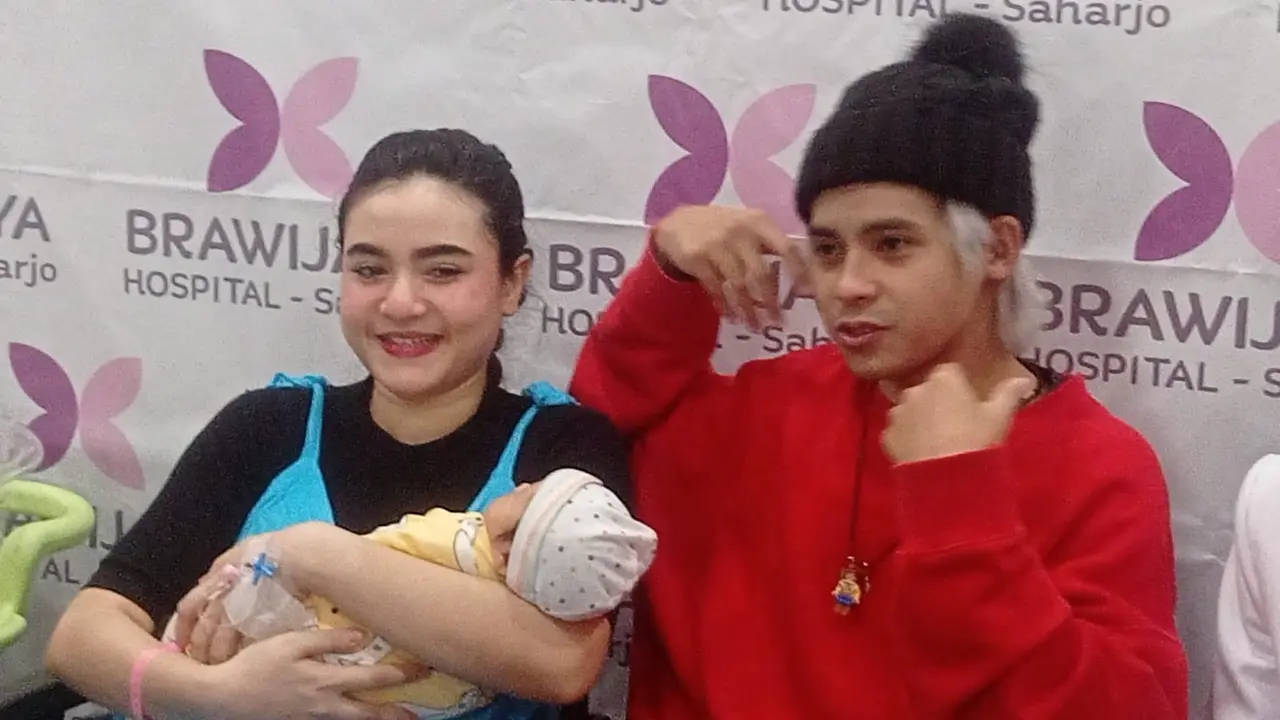 Arnold Leonard dan Moniq Crasivaya Dikaruniai Anak Pertama