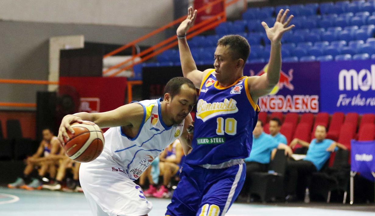 Pemain Satria Muda, Arki Wisnu (kiri) mencoba melewati hadangan pemain Bimasakti pada laga IBL Reguler Season di Hall A Senayan, Jakarta, Senin (11/1/2016). Satria Muda menang 55-33. (Bola.com/Nicklas Hanoatubun)