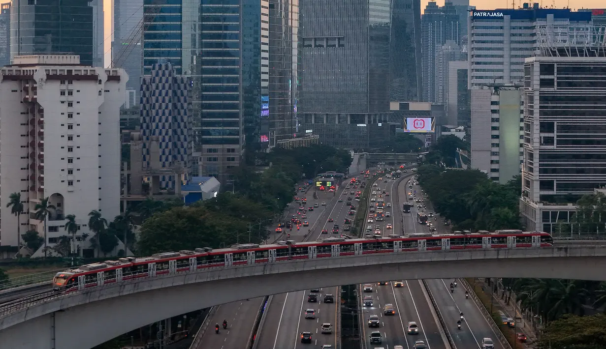 Lonjakan pengguna didorong hadirnya diskon tarif jadi Rp 80 dan perpanjangan jam operasional hingga tengah malam. (merdeka.com/Arie Basuki)