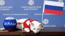 Kucing bernama Achilles memilih bendera Rusia saat memprediksi hasil laga antara Rusia kontra Arab Saudi di Saint Petersburg, Rusia, Rabu (13/6/2018). Kucing putih dan tuli ini menjadi hewan peramal resmi di Piala Dunia 2018. (AP/Dmitri Lovetsky)