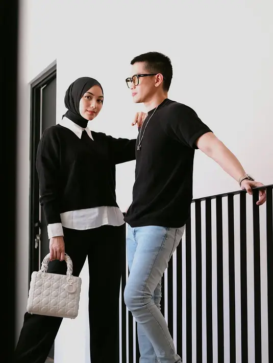 Untuk tampilan minimalis, Citra Kirana dan Rezky Aditya mengandalkan padu padan outfit bernuansa hitam dan putih. [Foto: IG/citraciki].