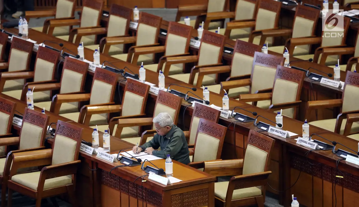 Anggota dewan duduk di antara puluhan bangku kosong saat rapat paripurna DPR di Kompleks Parlemen, Senayan, Jakarta, Selasa (10/7). Rapat yang dipimpin Wakil Ketua Agus Hermanto itu dihadiri 225 orang dari total 560 anggota DPR. (Liputan6.com/Johan Tallo)