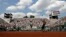 Suasana pertandindangan antara Petenis asal Inggris Andy Murray dan petenis Slowakia Martin Klizan di Roland Garros stadium, Paris, (1/6). (AP Photo/Petr David Josek)