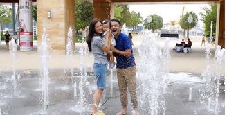 Kejutan diberikan pasangan yang sering terlihat romantis ini. Sarwendah memberikan kejutan pada suaminya, Ruben Onsu saat sedang bekerja di Singapura. (dok. Instagram)