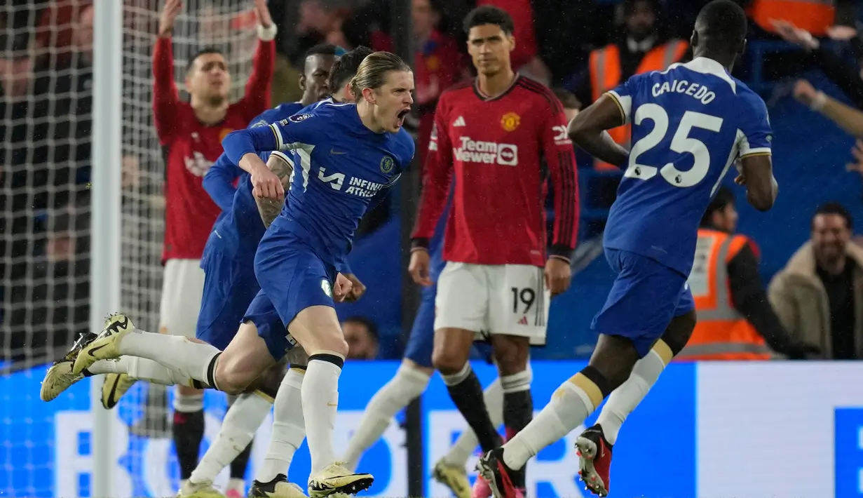 Chelsea unggul lebih lewat gol Conor Gallagher pada menit ke-4 dan eksekusi penalti Cole Palmer (19'). (AP Photo/Kin Cheung)