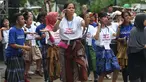Remaja menari saat Festival Sarung Indonesia 2019 di Plaza Tenggara Kompleks Gelora Bung Karno, Jakarta, Minggu (3/3). Festival ini untuk menghidupkan kesadaran dan kebanggaan generasi muda akan kekayaan budaya Indonesia. (Liputan6.com/Helmi Fithriansyah)