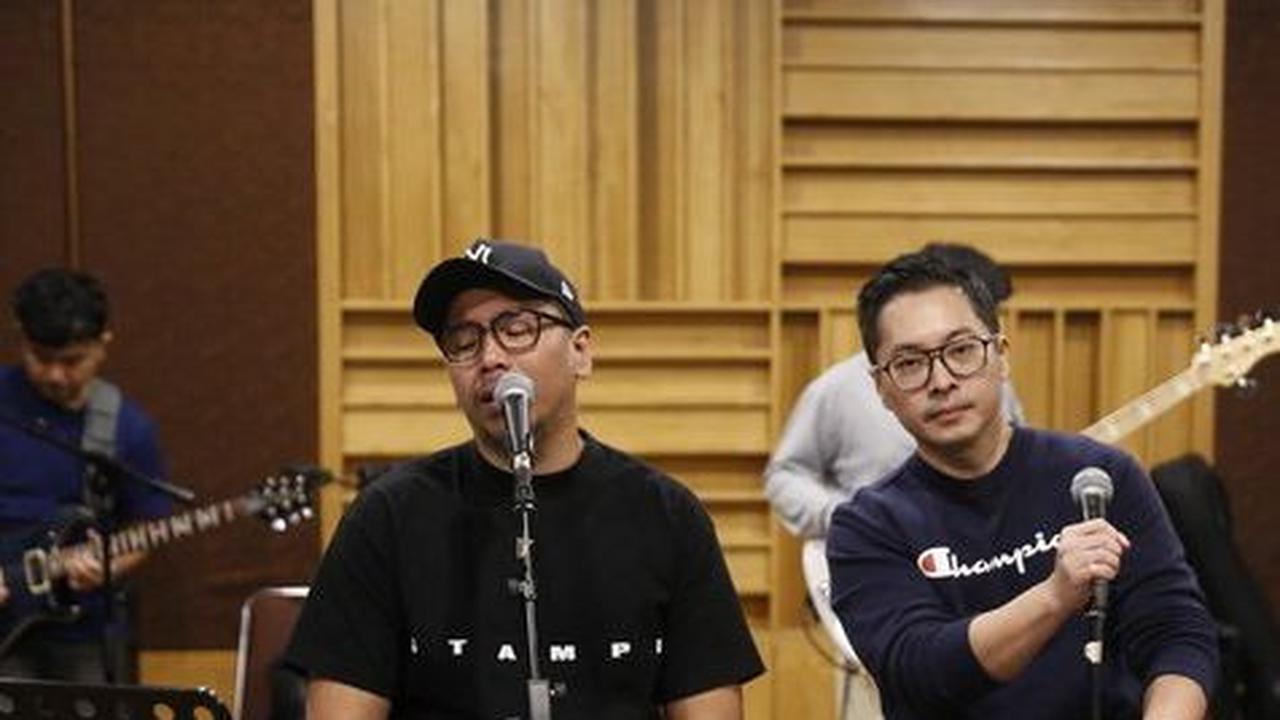 "Kalo latihan kita ini memang bukan pertama kali kita featuring ya. Jadi udah beberapa kali, kemaren kita sempet di Malaysia juga. Jadi tinggal mantepin lagi aja lah. Kalo garis besarnya kita udah pernah latihan lah," kata Fandy.