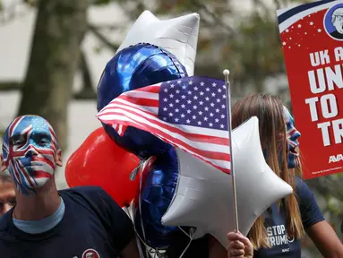 Sejumlah warga berkampanye menolak Trump di London, Inggris, Rabu (21/9). Mereka menggunakan bus dengan atap terbuka mengajak warga AS di luar negeri untuk menolak Trump. (REUTERS / Stefan Wermuth)