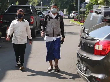 Pegawai negeri sipil (PNS) menggunakan pakaian ala santri untuk bekerja di Balai Kota Bogor, Kamis (22/4/2021). PNS di lingkungan Pemkot Bogor diwajibkan memakai pakaian ala santri setiap tanggal 22 setiap bulannya sebagai wujud penghormatan jasa para santri. (Liputan6.com/Herman Zakharia)