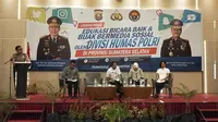 Kombes Pol Asep Adi Saputra, Analisis Kebijakan Madya Bidang PID Divisi Humas Polri memaparkan tentang bahaya penyebaran berita Hoax (Liputan6.com / Nefri Inge)