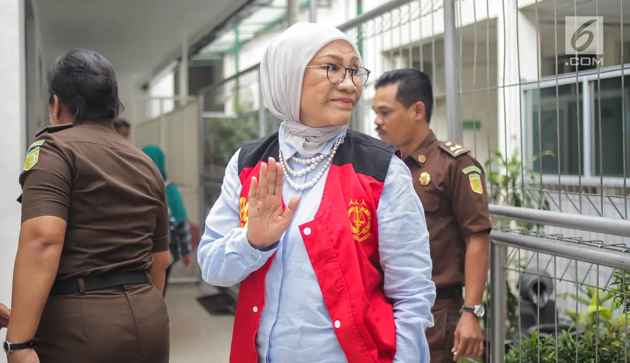 Terdakwa kasus  berita hoaks penganiayaan, Ratna Sarumpaet menyapa awak media saat tiba untuk menjalani sidang lanjutan di Pengadilan Negeri Jakarta Selatan, Kamis (4/4). Sidang kali ini beragendakan pemeriksaan saksi. (Liputan6.com/Faizal Fanani)