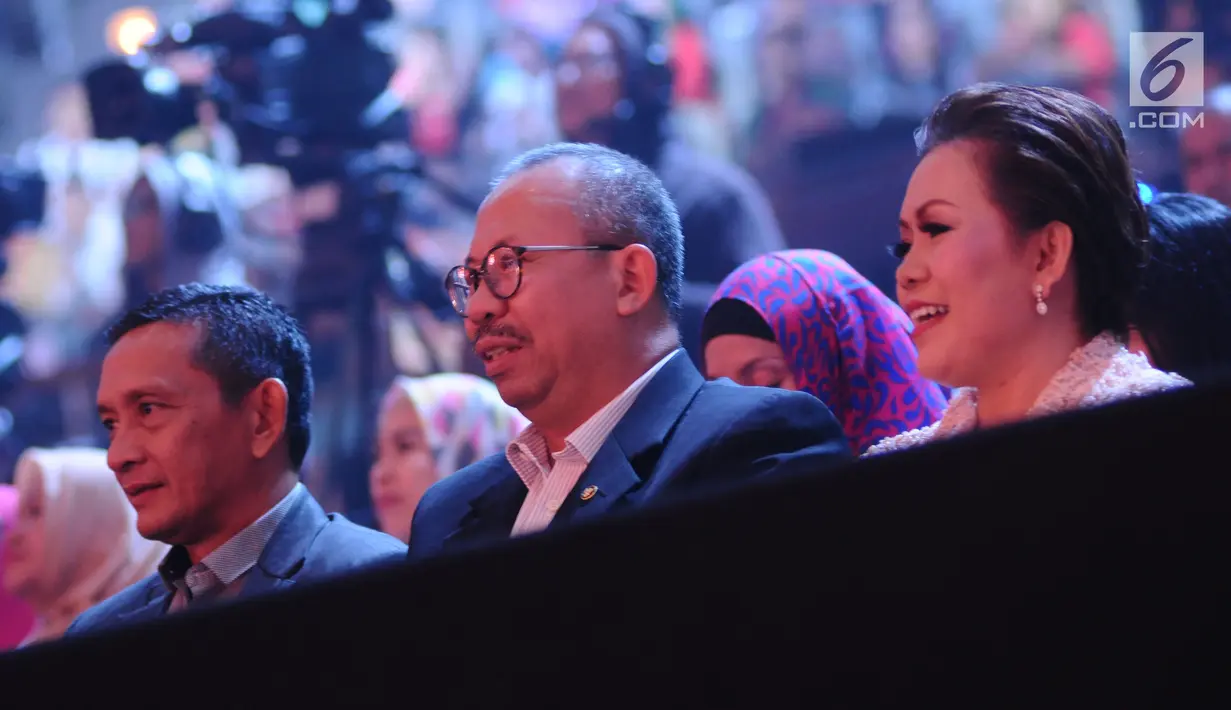 Kadiv Humas Mabes Polri, Irjen Pol Setyo Wasisto (tengah) saat menyaksikan Konser Raya 23 Tahun Indosiar di Jakarta Convention Centre, Kamis (11/1). Konser Raya 23 Tahun Indosiar di meriahkan sederet artis dan penyanyi. (Liputan6.com/Helmi Fithriansyah)