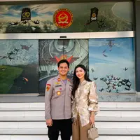 Febby Rastanty hadir sebagai ibu Bhayangkari mendampingi suami yang bertugas sebagai skydiver di HUT Polri ke-80. Gayanya anggun dengan tas Celine Rp35 jutaan. (@febbyrastanty)