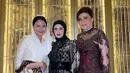 Gaun tersebut memiliki detail lace transparan dengan motif floral yang menghiasi hampir seluruh bagian dress, memberikan sentuhan feminin sekaligus glamor. [@mulanjameela1].
