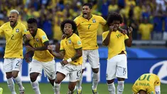 Pemain Timnas Brasil merayakan kemenangan atas Chile lewat adu penalti 1-1 (3-2) di Stadion Mineirao, Belo Horizonte, (28/6/2014). (REUTERS/Dylan Martinez)
