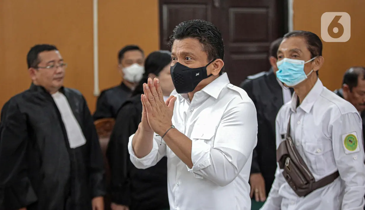 Terdakwa kasus pembunuhan berencana terhadap Brigadir Nopriansyah Yosua Hutabarat atau Brigadir J, Ferdy Sambo tiba untuk menjalani sidang pembacaan putusan sela majelis hakim di Pengadilan Negeri Jakarta Selatan, Jakarta, Rabu (26/10/2022). Majelis Hakim Pengadilan Negeri Jakarta Selatan resmi menolak nota keberatan atau eksepsi terdakwa Ferdy Sambo terkait kasus dugaan pembunuhan berencana Brigadir J. (Liputan6.com/Faizal Fanani)