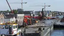 Dua mesin derek jatuh ke rumah warga di Alphen aan den Rijn, Belanda, Senin (3/8/2015) waktu setempat. Dua mesin derek yang sedang memperbaiki jembatan ambruk ke rumah yang ada di dekatnya dan melukai 20 orang. (AFP PHOTO/ANP/LEX VAN LIESHOUT)