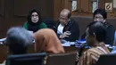 Terdakwa dugaan korupsi investasi perusahaan di Blok Basker Manta Gummy Australia Tahun 2009, Karen Agustiawan (kiri) menyimak keterangan saksi saat sidang lanjutan di Pengadilan Tipikor, Jakarta, Kamis (28/2). (Liputan6.com/Helmi Fithriansyah)
