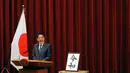 Perdana Menteri Jepang, Shinzo Abe memberikan sambutan saat pengumuman nama era baru kekaisaran Jepang di Tokyo, Senin (1/4). Reiwa, menjadi nama era yang baru Jepang mulai 1 Mei 2019 setelah Kaisar Akihito turun takhta pada akhir April mendatang. (AP/Eugene Hoshiko)