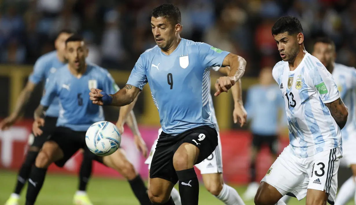 Tertinggal 0-1, Uruguay mencoba menyamakan kedudukan. Penyerang Atletico Madrid, Luis Suarez beberapa kali mendapatkan peluang salah satunya lewat tendangan first time pada menit ke-31. Sayangnya, bola masih membentur mistar gawang Argentina. (AFP/Pool/Matilde Campodonico)