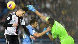 Striker Juventus, Cristiano Ronald, berebut bola dengan kiper Lazio, Thomas Strakosha, pada laga Piala Super Italia 2019 di Stadion King Saud University, Arab Saudi, Minggu (22/12). Lazio menang 3-1 atas Juventus. (AP/Nasser Alharbi)