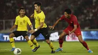 Gelandang Timnas Indonesia, Rizky Pellu, menjaga gelandang Malaysia, Brendan Gan, pada laga Kualifikasi Piala Dunia 2022 di SUGBK, Jakarta, Kamis (5/9). Indonesia kalah 2-3 dari Malaysia. (Bola.com/Vitalis Yogi Trisna)