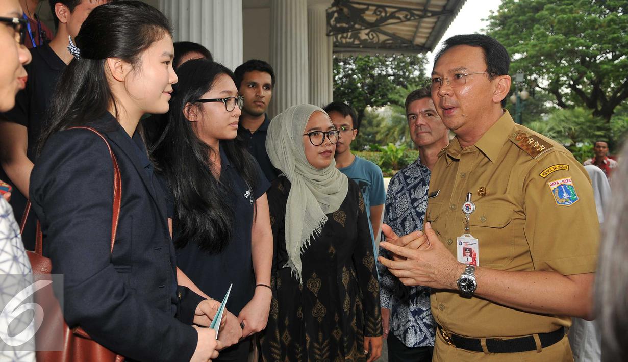 Gubernur DKI Jakarta Basuki T Purnama berbincang dengan para murid JIS di Balaikota, Jakarta, Senin (21/3). JIS akan akan membuat perubahan positif khususnya di bidang pendidikan dan pemberdayaan masyarakat. (Liputan6.com/Gempur M Surya)