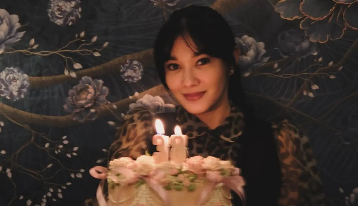 Naysila Mirdad membagikan beberapa foto perayaan ulang tahun ke-38. Ia pun mendapat banyak kejutan dari para sahabat dengan makan bersama dan tiup lilin kue ulang tahun. [@naymirdad]