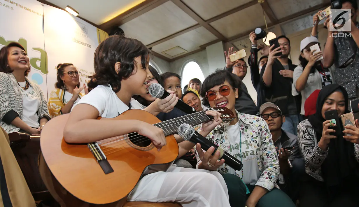 Widuri Putri Sasono tampil bernyanyi saat syukuran jelang syuting film Keluarga Cemara di kawasan Gunawarman, Jakarta, Kamis (4/1). Film layar lebar ini akan tayang pada pertengahan 2018. (Liputan6.com/Herman Zakharia)