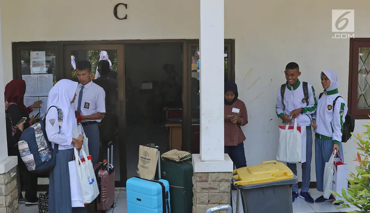 Calon Paskibraka Nasional 2019 menunggu untuk registrasi di Desa Bahagia Cibubur, Jakarta, Kamis (25/7/2019). Calon Paskibraka Nasional 2019 mengikuti pendidikan dan pelatihan pasukan pengibar bendera pusaka dari tanggal 25 juli sampai 23 Agustus 2019. (Liputan6.com/Herman Zakharia)