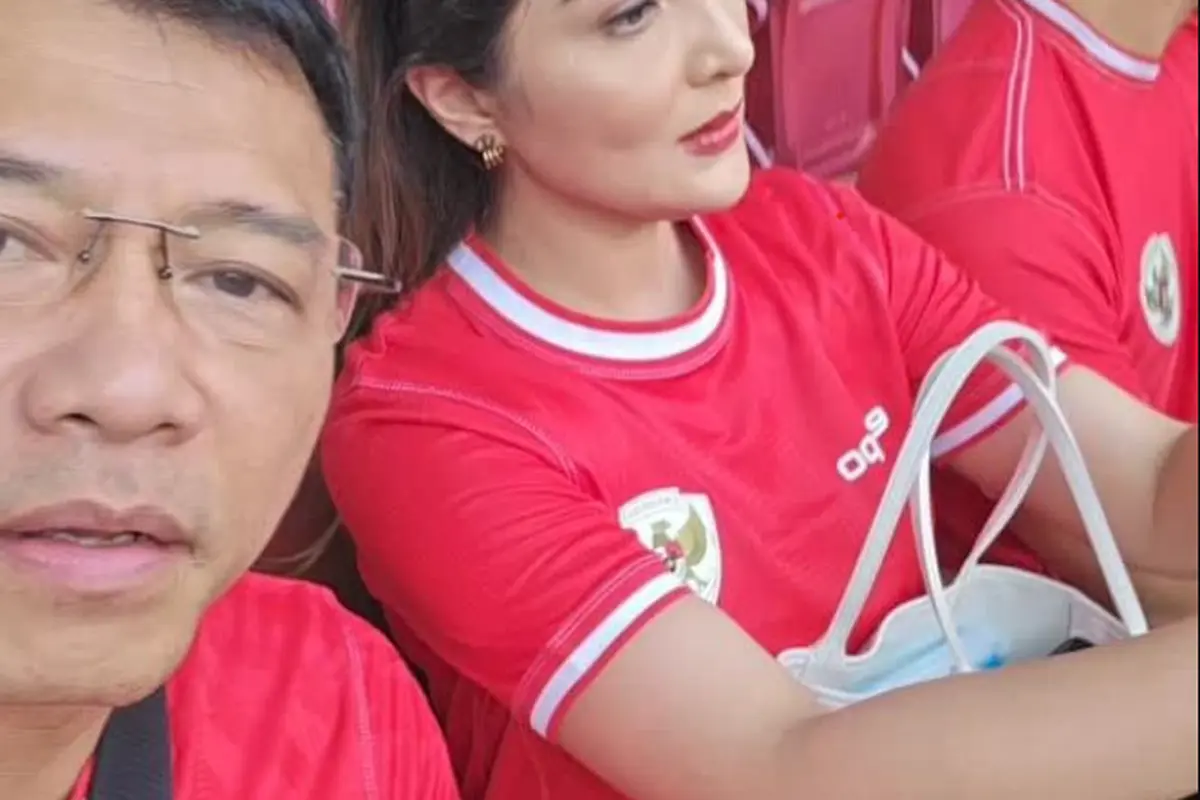 Anang Hermansyah dan Ashanty saat menyaksikan laga timnas Indonesia melawan Irak