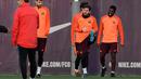 Penyerang Barcelona, Lionel Messi bersama rekan-rekannya saat mengikuti latihan jelang menghadapi Chelsea pada leg kedua babak 16 besar Liga Champions di Joan Gamper Sports Center, Spanyol (13/3). (AFP Photo/Lluis Gene)