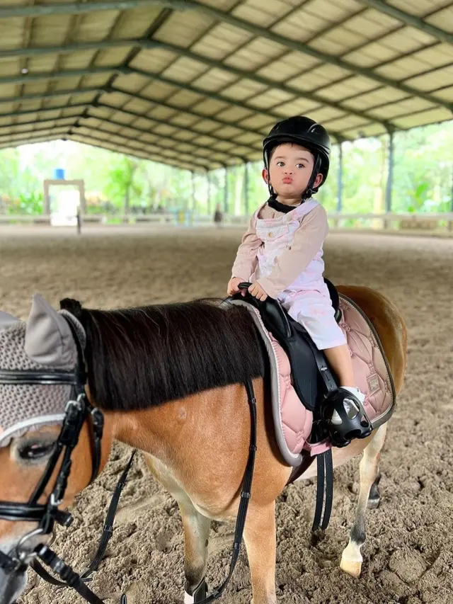 Baby Guzel Anak Ali Syakieb tak takut berkuda