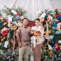 Komedian Dustin Tiffani baru saja membagikan beberapa potret bahagianya, melamar sang kekasih, Ditha Rizky Amalia. [Foto: Instagram/__ditamal]