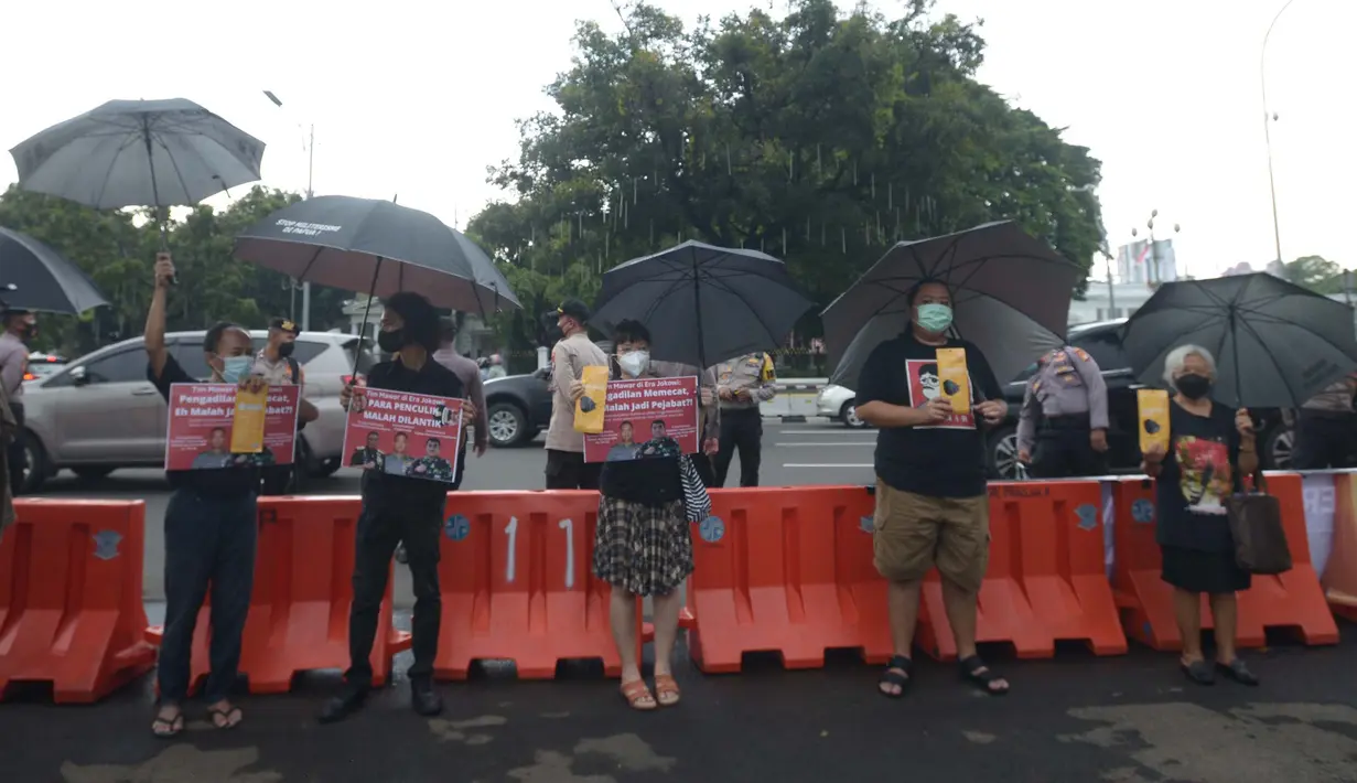 Sejumlah aktivis HAM menggelar aksi Kamisan di Jakarta, Kamis (6/1/2022). Dalam aksinya mereka menuntut pemerintah untuk menuntaskan pelanggaran HAM di masa lalu. (merdeka.com/Imam Buhori)