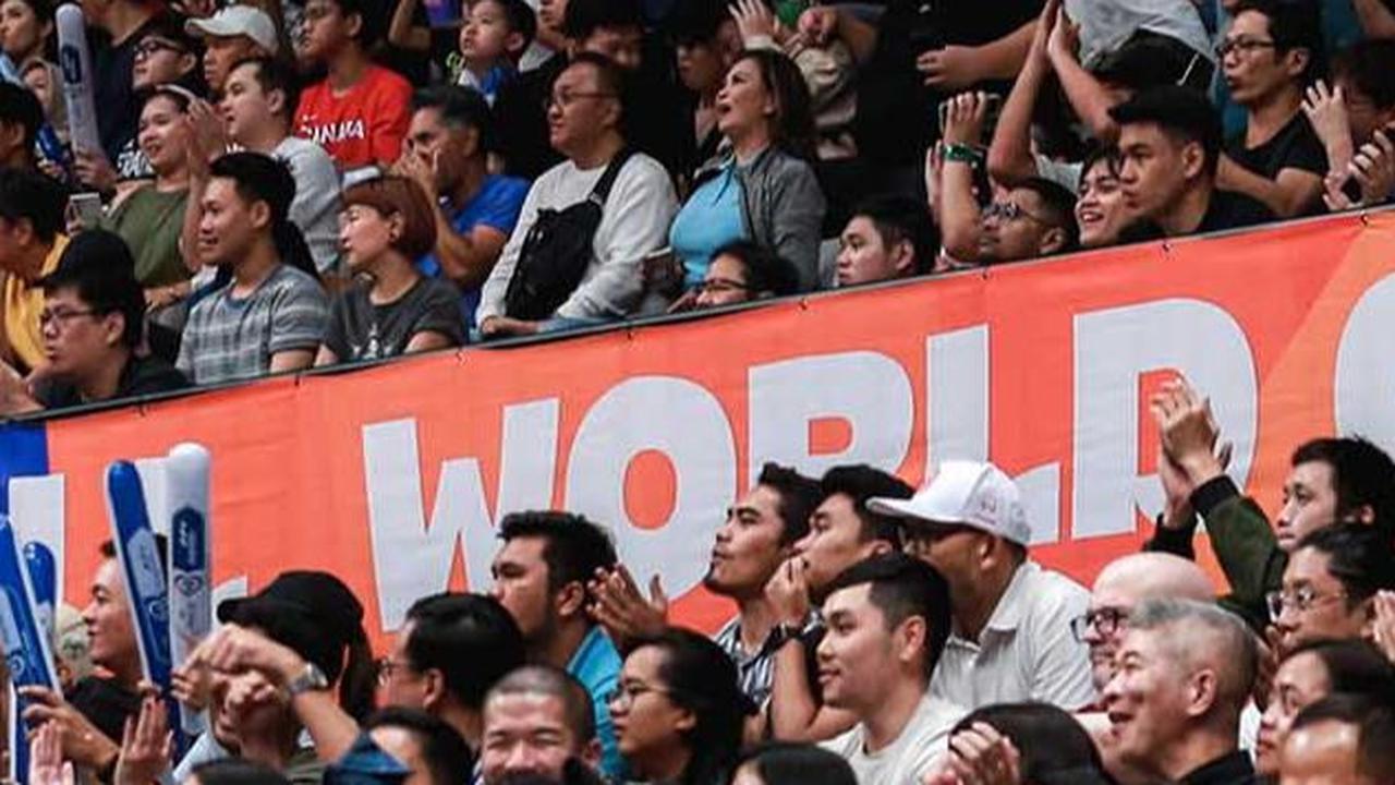 Suasana gemuruh penonton Piala Dunia Basket FIBA 2023 di Indonesia Arena.<br>