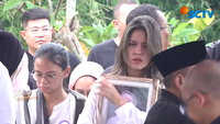 Ketegaran Raisa dalam Pemakaman Ibunda, Peluk Potret Mendiang Erat-Erat