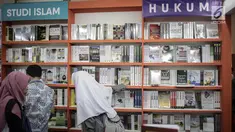 Pengunjung melihat-lihat buku dalam Islamic Book Fair 2018 di JCC, Jakarta, Jumat (20/4). Pameran kali ini sudah memasuki tahun ke-17. (Liputan6.com/Faizal Fanani)
