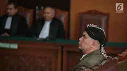 Terdakwa Ahmad Dhani saat menjalani sidang lanjutan atas kasus ujaran kebencian di Pengadilan Negeri Jakarta Selatan, Senin (19/11). Sidang ditunda lantaran pihak jaksa penuntut umum belum selesai menyusun draf penuntutan. (Liputan6.com/Faizal Fanani)
