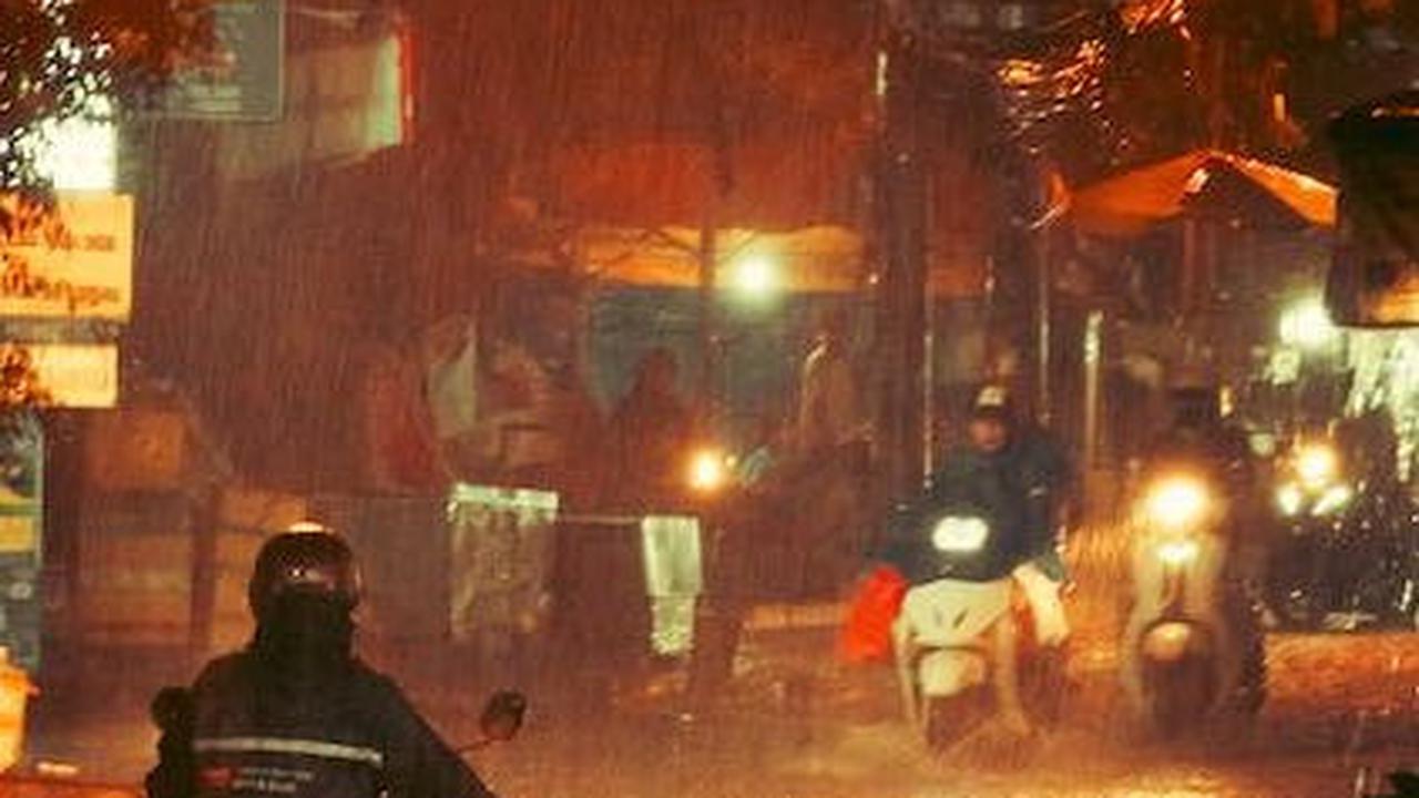 Viral Wanita Ajak Anak Naik Motor saat Gerimis Malah Dijadikan Bahan Konten Bersyukur, Ternyata Orang Kaya